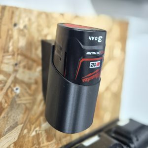 Milwaukee M12 akkuteline Milwaukee M12 koneteline 3D-tulostettu akkuteline 3D-tulostettu koneteline Akuteline autotalliin Työkalujen järjestäminen M12 akkuteline verkkokauppa M12 koneteline